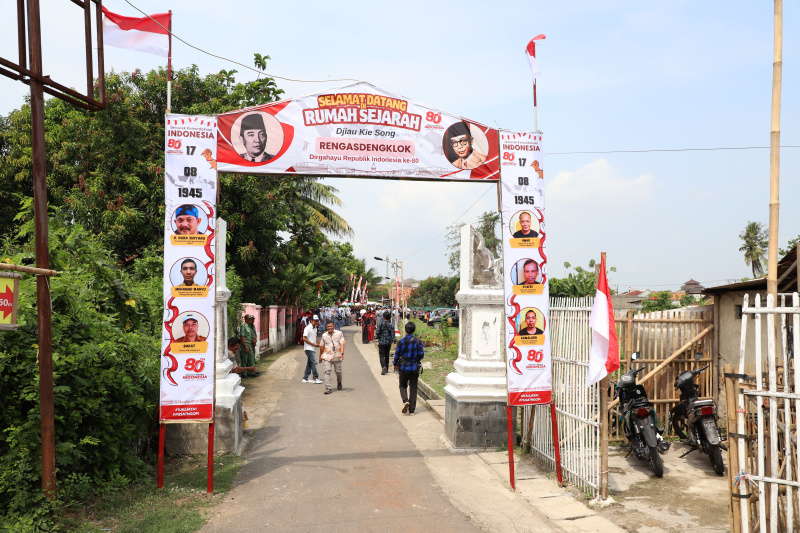 Ketua MPR RI Ahmad Muzani mengunjungi Tugu Kebulatan Tekad dan Rumah Djiauw Kie Siong Rengasdengklok (Ashar/SinPo.id)