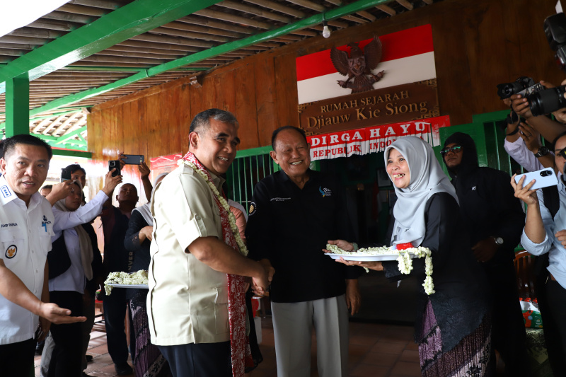 Ketua MPR RI Ahmad Muzani mengunjungi Tugu Kebulatan Tekad dan Rumah Djiauw Kie Siong Rengasdengklok (Ashar/SinPo.id)