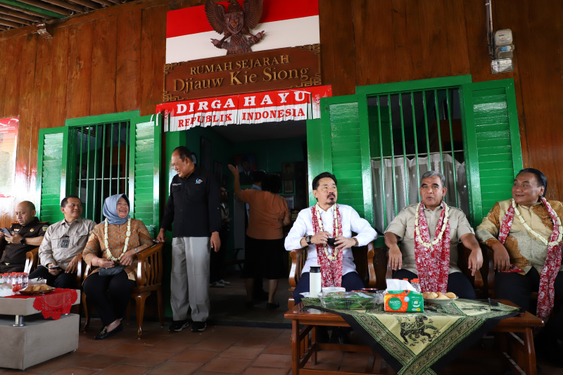 Ketua MPR RI Ahmad Muzani mengunjungi Tugu Kebulatan Tekad dan Rumah Djiauw Kie Siong Rengasdengklok (Ashar/SinPo.id)