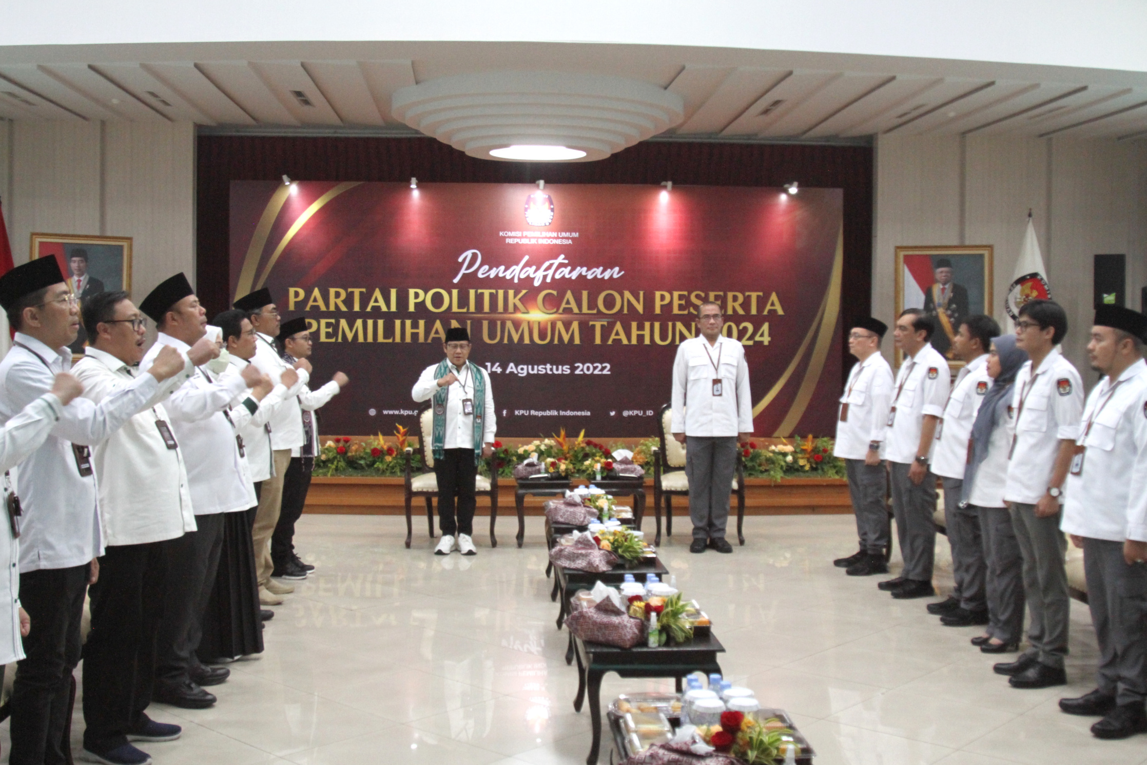 Ketua Umum PKB Muhaimin Iskandar, Ketua Gerindra Prabowo Subianto dan Ketua KPU RI Hasyim Asy'ari (Ashar/SinPo.id)