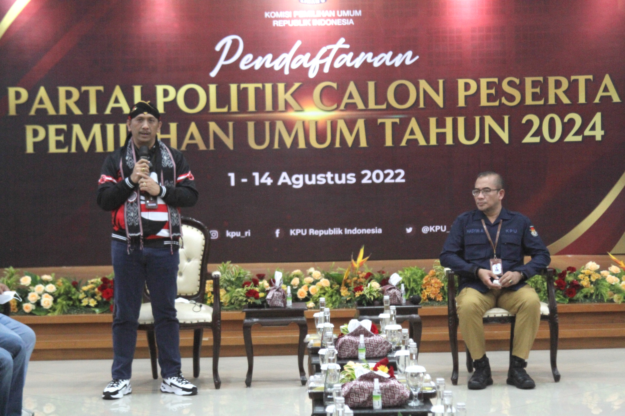 Ketua Umum Gede Pasek dan Ketua KPU RI Hasyim Asy'ari (Ashar/SinPo.id)