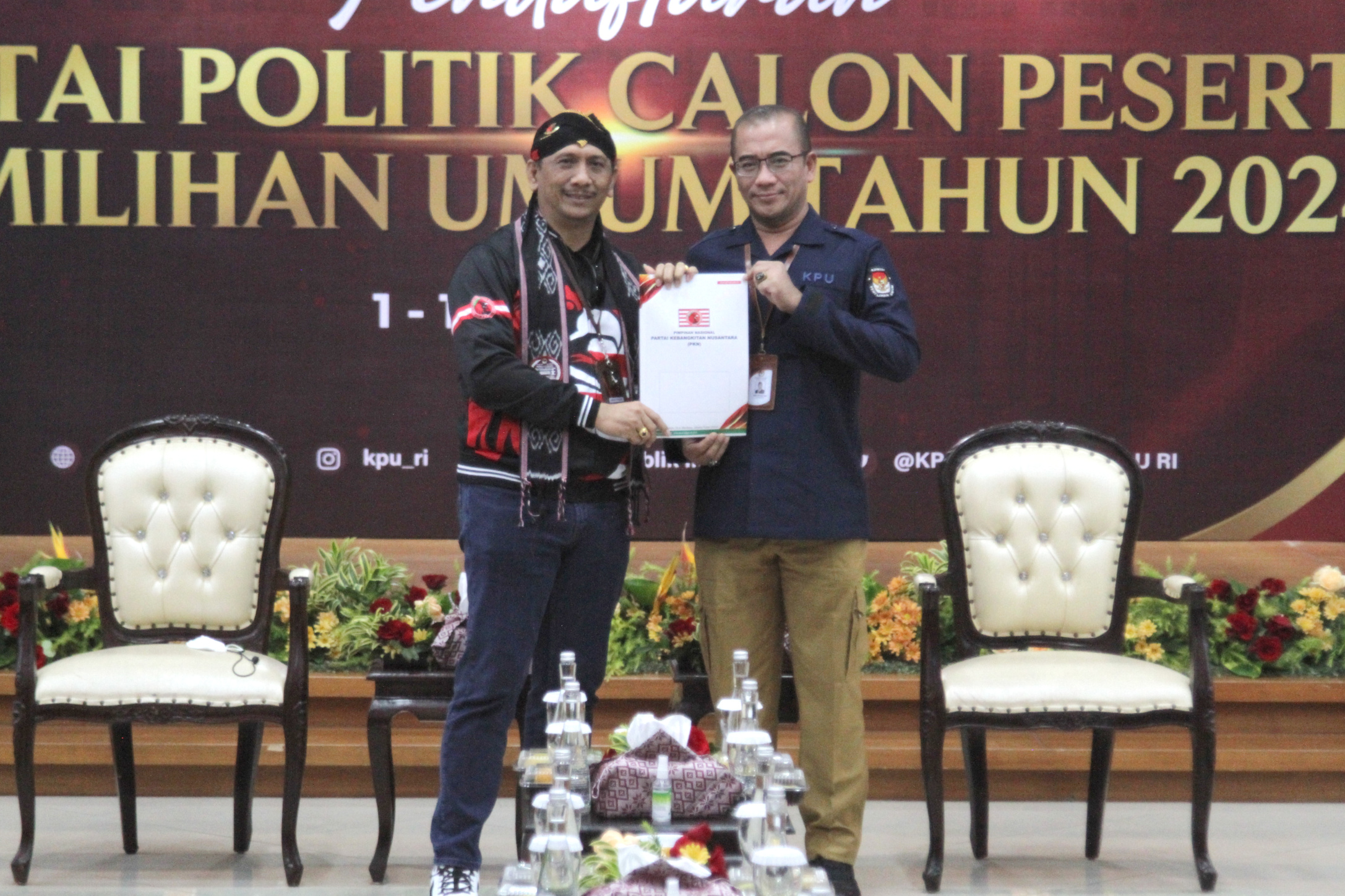 Ketua Umum Gede Pasek dan Ketua KPU RI Hasyim Asy'ari (Ashar/SinPo.id)