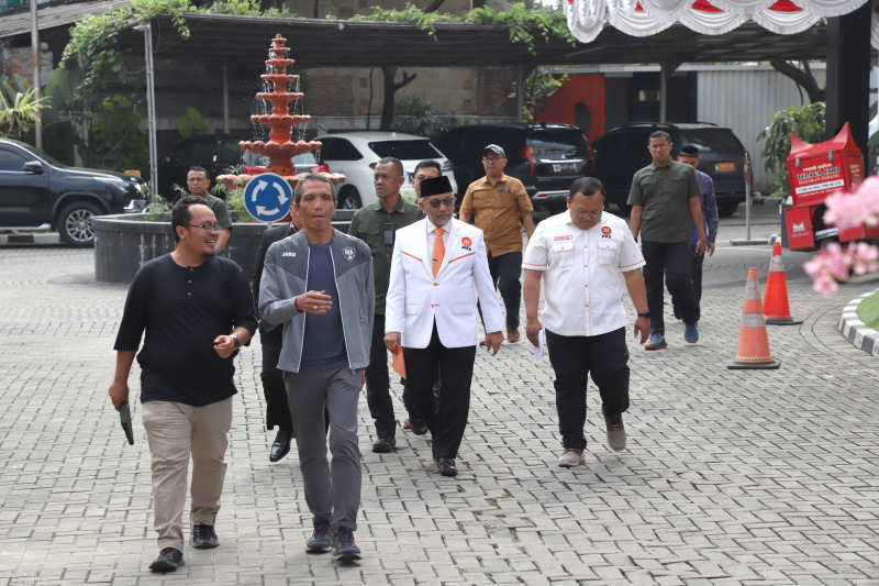 Presiden PKS Ahmad Syaikhu menggelar konfrensi pers terkait hasil Musyawarah Majelis Syuro PKS yang sudah berkomunikasi dengan Ketua KIM dan juga Presiden terpilih Prabowo Subianto (Ashar/SinPo.id)