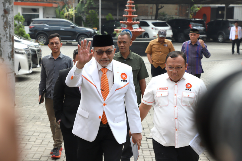 Presiden PKS Ahmad Syaikhu menggelar konfrensi pers terkait hasil Musyawarah Majelis Syuro PKS yang sudah berkomunikasi dengan Ketua KIM dan juga Presiden terpilih Prabowo Subianto (Ashar/SinPo.id)