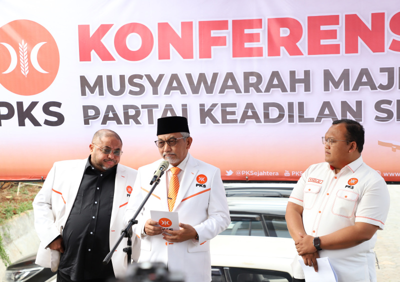 Presiden PKS Ahmad Syaikhu menggelar konfrensi pers terkait hasil Musyawarah Majelis Syuro PKS yang sudah berkomunikasi dengan Ketua KIM dan juga Presiden terpilih Prabowo Subianto (Ashar/SinPo.id)