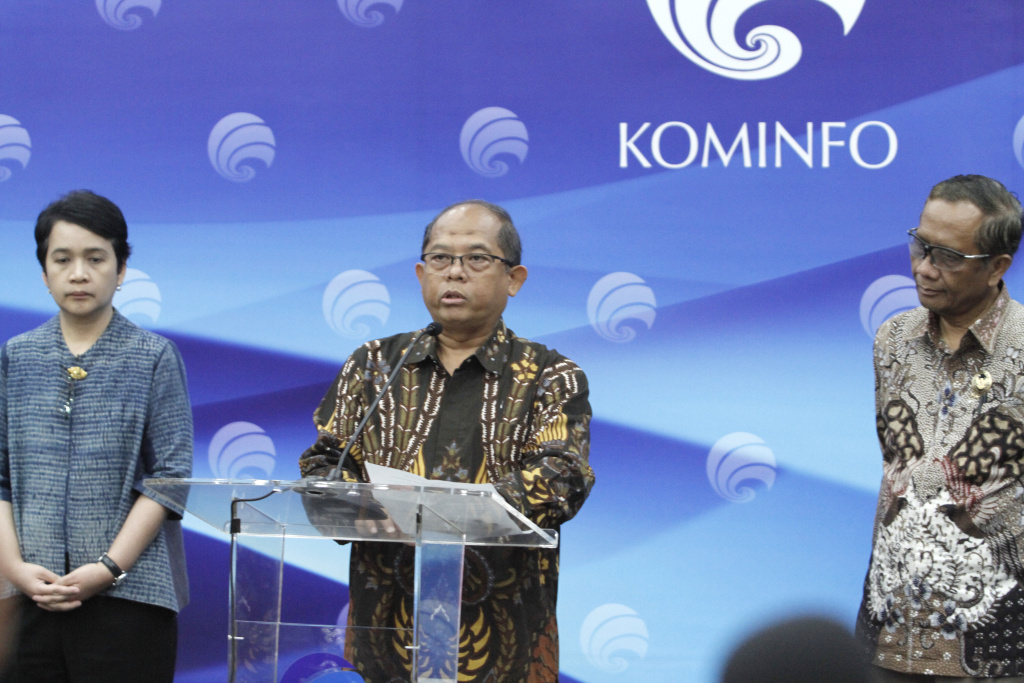 Plt Menkominfo Mahfud MD menggelar konfrensi pers proyek pembangunan BTS 4G tetap berlanjut sesuai instruksi Presiden Jokowi (Ashar/SinPo.id)