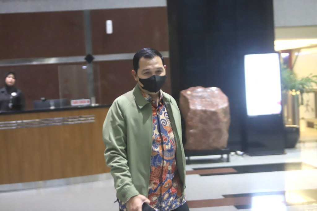 Plt Wali Kota Madiun Bagus Panuntun usai menjalani pemeriksaan KPK sebagai saksi terkait kasus dugaan korupsi Wali Kota nonaktif Maidi (Ashar/SinPo.id)