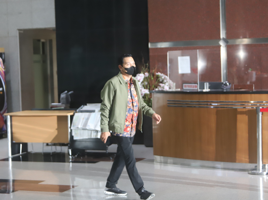 Plt Wali Kota Madiun Bagus Panuntun usai menjalani pemeriksaan KPK sebagai saksi terkait kasus dugaan korupsi Wali Kota nonaktif Maidi (Ashar/SinPo.id)
