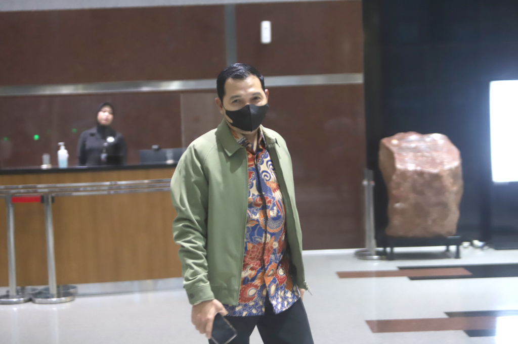 Plt Wali Kota Madiun Bagus Panuntun usai menjalani pemeriksaan KPK sebagai saksi terkait kasus dugaan korupsi Wali Kota nonaktif Maidi (Ashar/SinPo.id)