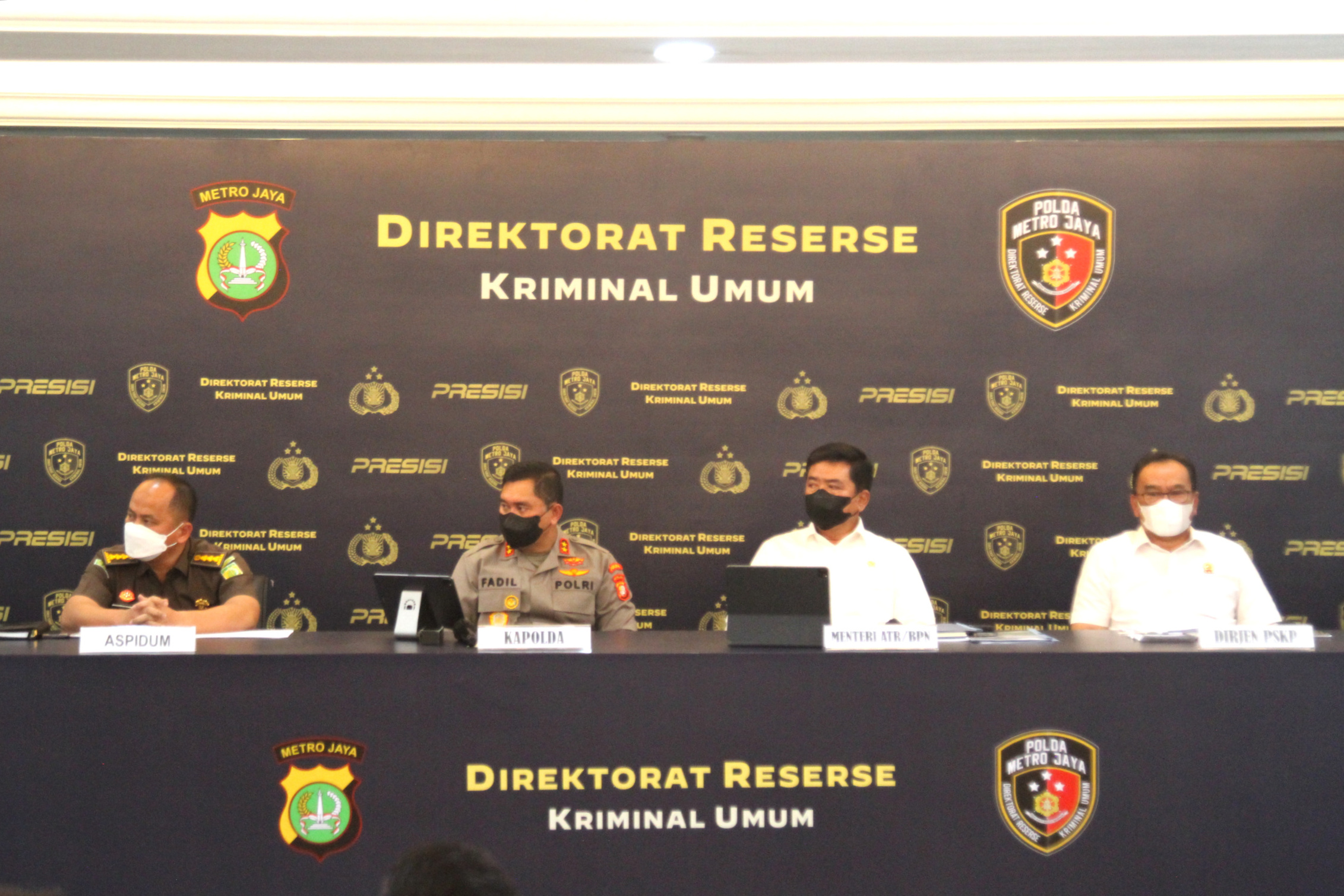 Kapolda Metro Jaya Irjen Pol. Fadil Imran bersama Menteri ATR/BPN Hadi Tjahjanto merilis mafia tanah (Ashar/SinPo.id)