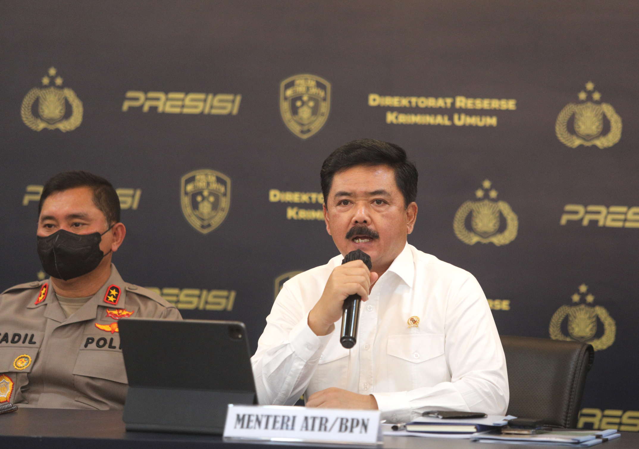 Kapolda Metro Jaya Irjen Pol. Fadil Imran bersama Menteri ATR/BPN Hadi Tjahjanto merilis mafia tanah (Ashar/SinPo.id)