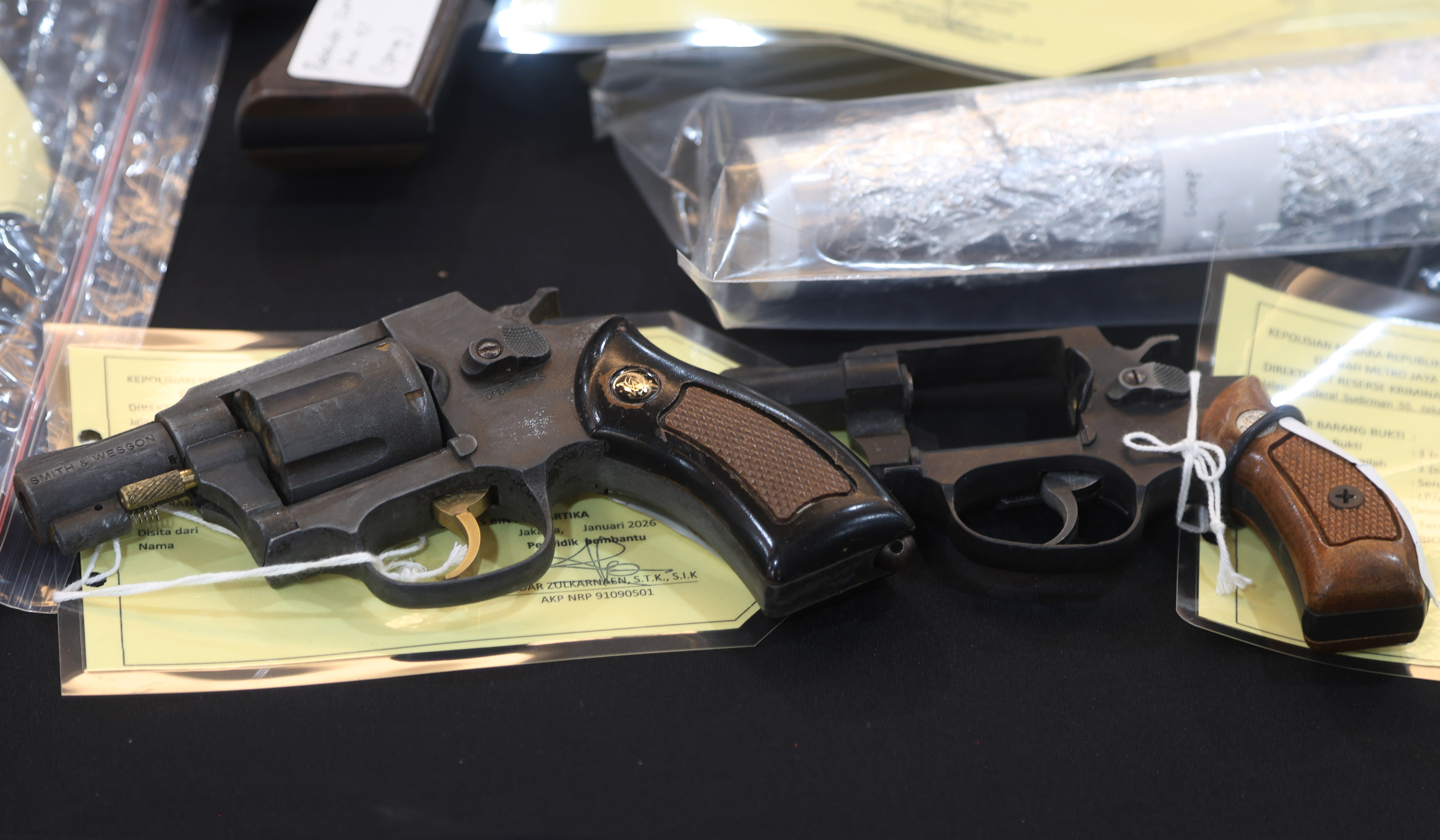 Rilis pengungkapan senjata api ilegal. (Agus Priatna/SinPo.id)