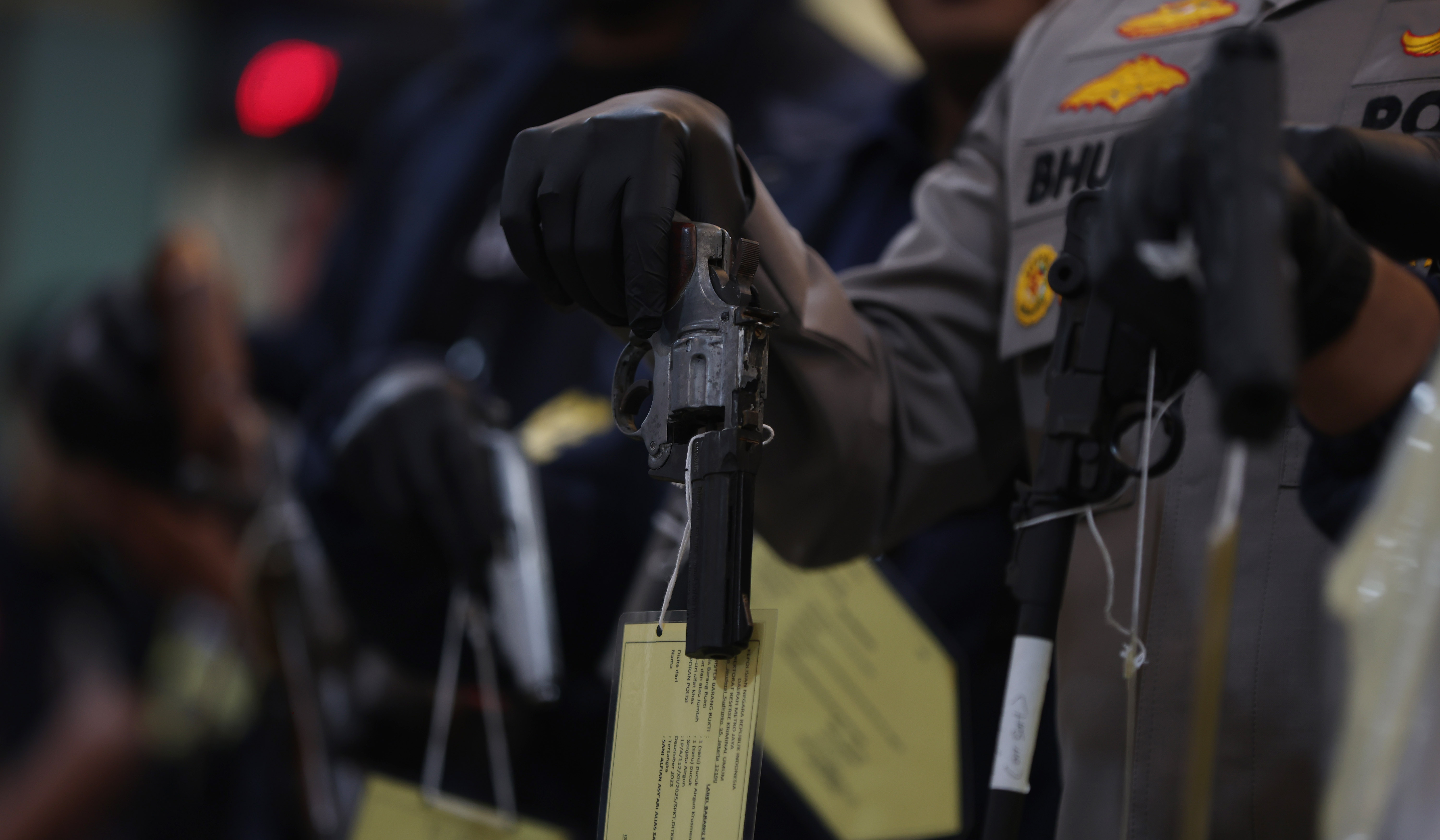 Rilis pengungkapan senjata api ilegal. (Agus Priatna/SinPo.id)