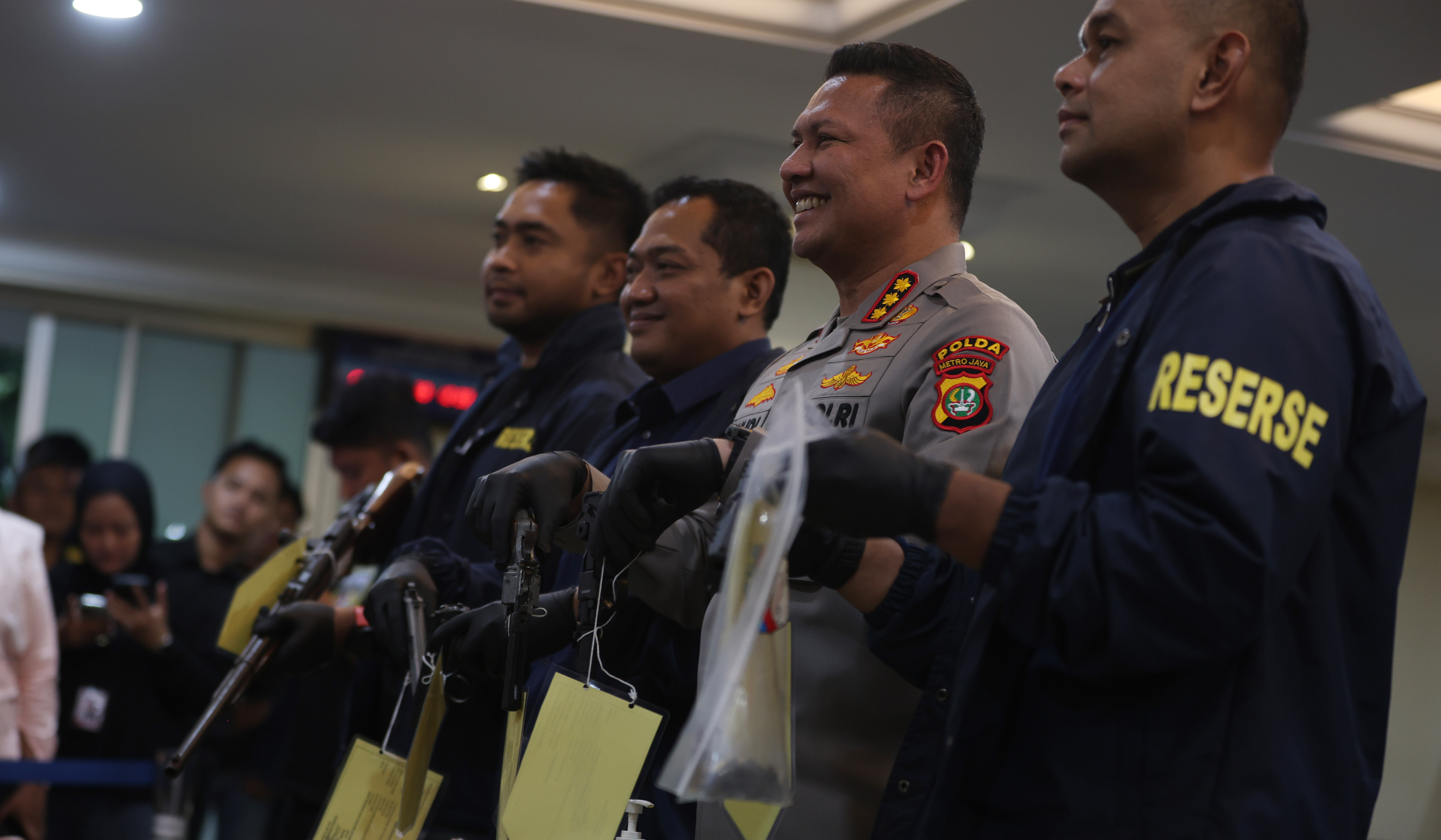 Rilis pengungkapan senjata api ilegal. (Agus Priatna/SinPo.id)