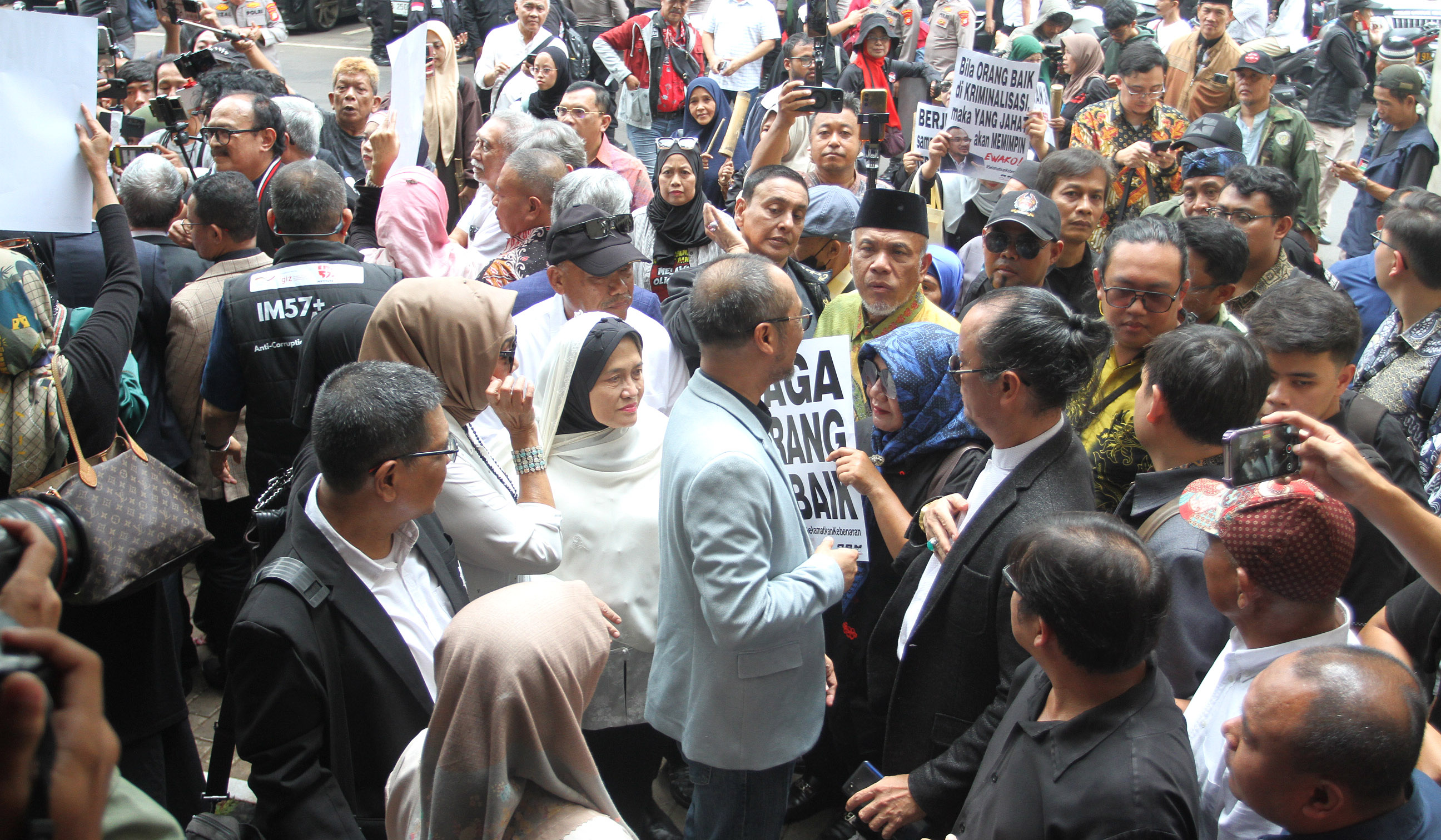 Abraham Samad, memenuhi panggilan Polda Metro. (Agus Priatna/SinPo.id)