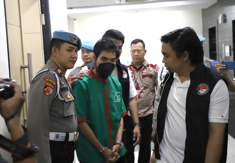 Polres Jakarta Barat gelar rilis terkait tersangka Aktor Epy Kusnandar dan Yogi Gamblez menyimpan dan mengunakan Narkotika jenis Ganja (Ashar/SinPo.id)