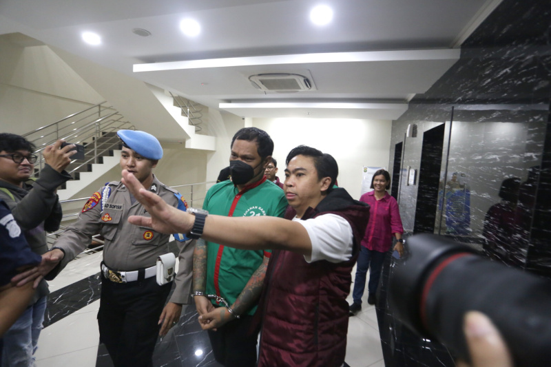 Polres Metro Jakarta Barat gelar rilis publik figur penyanyi Virgoun sebagai tersangka penyalahgunaan narkoba (Ashar/SinPo.id)