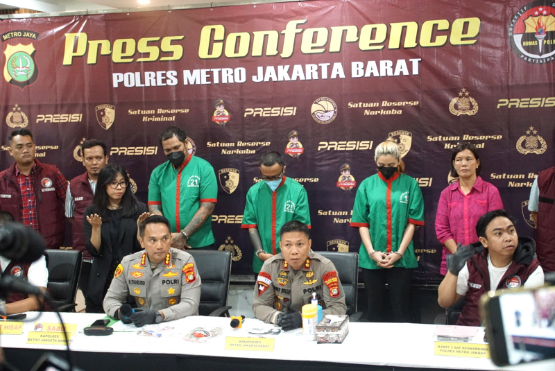 Polres Metro Jakarta Barat gelar rilis publik figur penyanyi Virgoun sebagai tersangka penyalahgunaan narkoba (Ashar/SinPo.id)