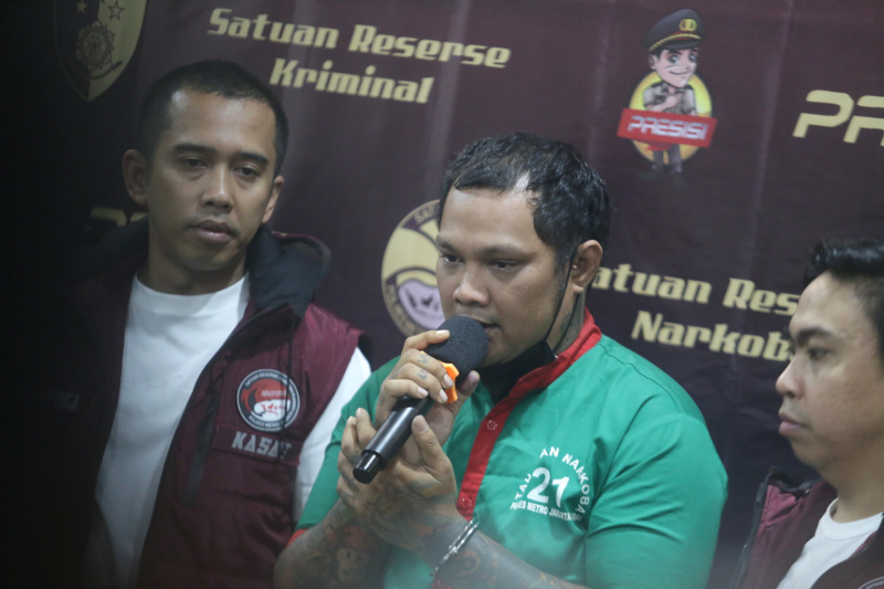 Polres Metro Jakarta Barat gelar rilis publik figur penyanyi Virgoun sebagai tersangka penyalahgunaan narkoba (Ashar/SinPo.id)