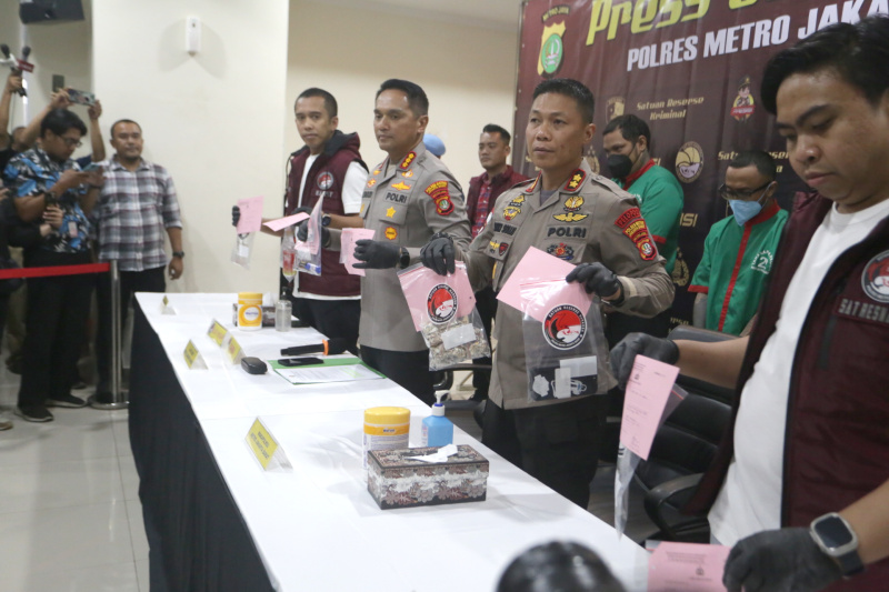 Polres Metro Jakarta Barat gelar rilis publik figur penyanyi Virgoun sebagai tersangka penyalahgunaan narkoba (Ashar/SinPo.id)