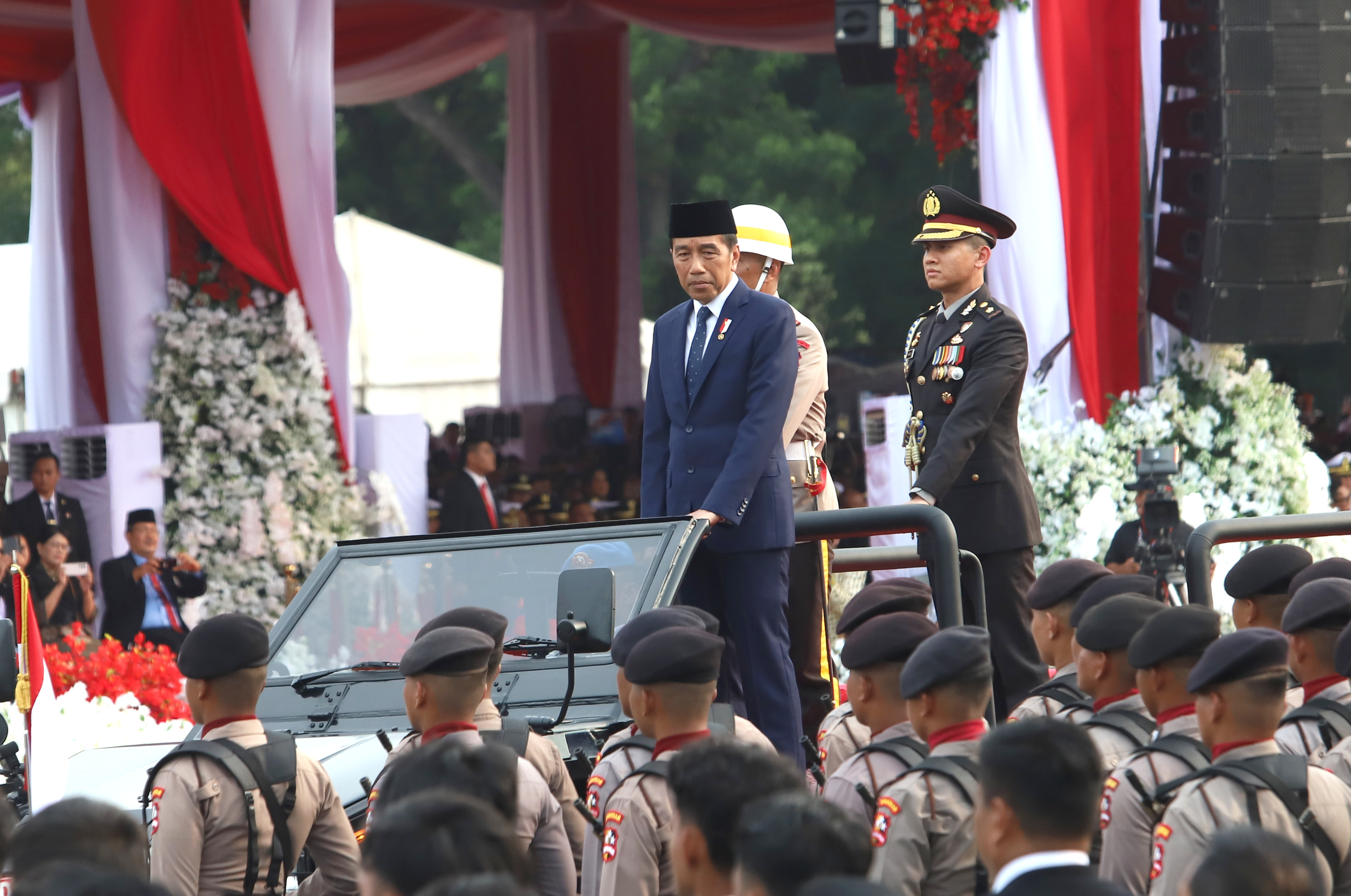 Anggota Polri gelar antraksi terjun payung di HUT Bhayangkara ke-78 di Monas (Ashar/SinPo.id)