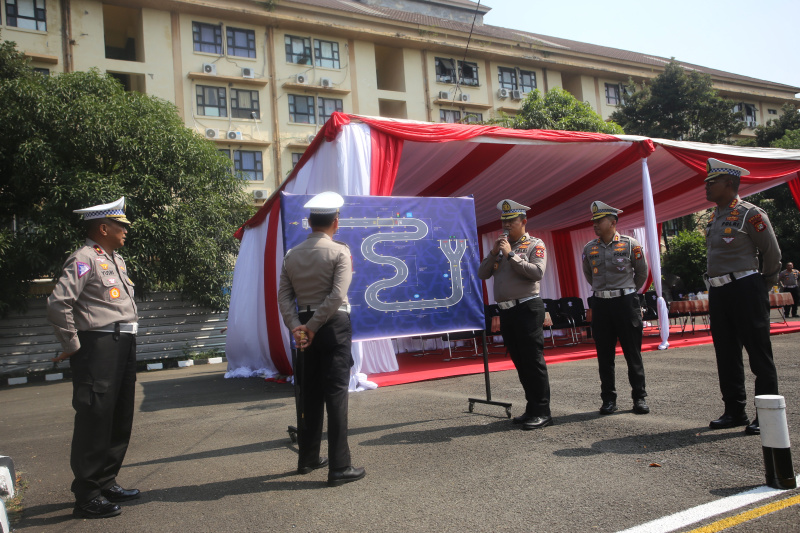 Polri resmi mengganti jalur lintasan ujian praktek SIM dari angka 8 menjadi lintasan huruf S (Ashar/SinPo.id)