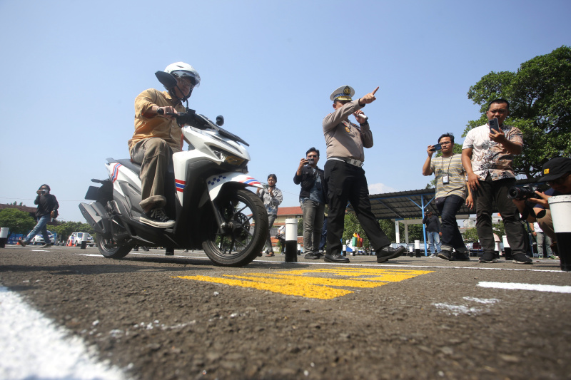 Polri resmi mengganti jalur lintasan ujian praktek SIM dari angka 8 menjadi lintasan huruf S (Ashar/SinPo.id)