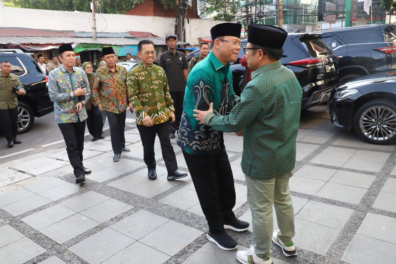 Plt Ketua Umum PPP Muhamad Mardiono sambangi PKB untuk silahturahmi dan kerja sama dalam menyambut pilkada serentak nanti (Ashar/SinPo.id)