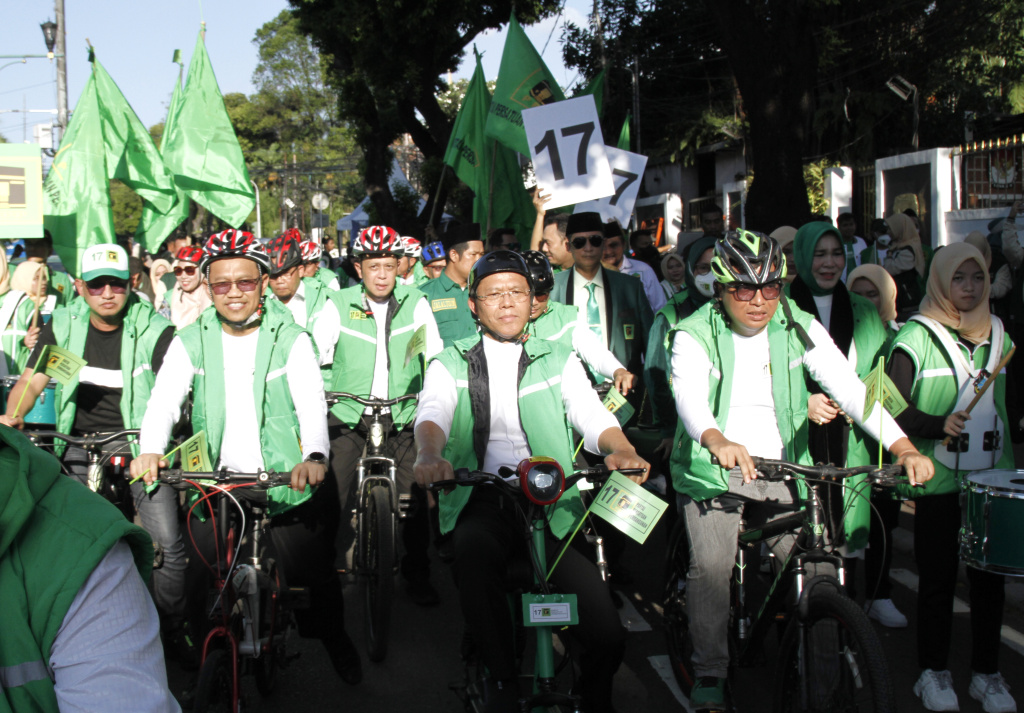 Plt Ketum PPP Muhammad Mardiono mendaftarkan anggotanya 580 kursi Bacaleg DPR RI di KPU (Ashar/SinPo.id)