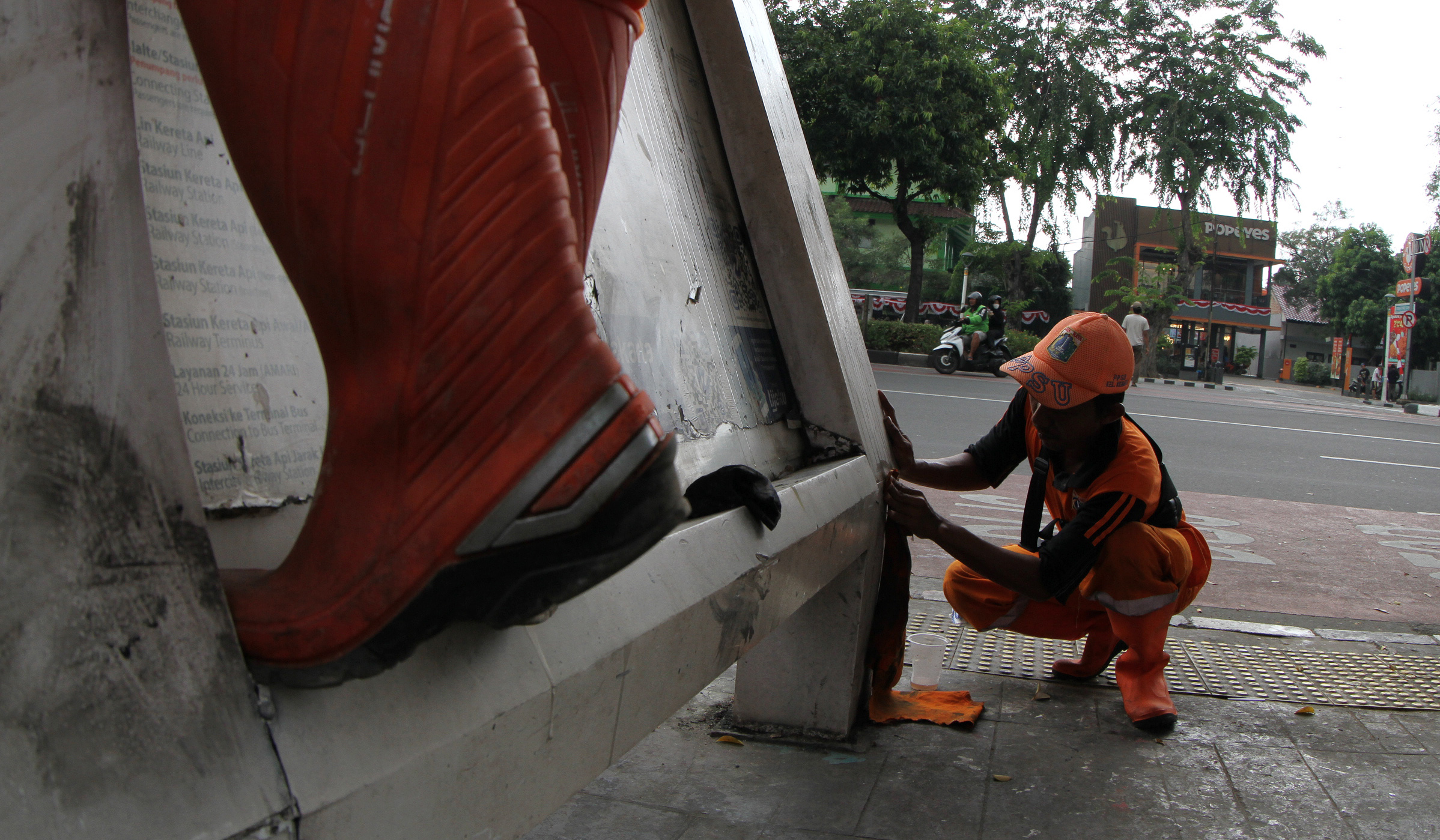 Petugas membersihkan Halte Jaklingko di Jakarta. (Agus Priatna/SinPo.id)