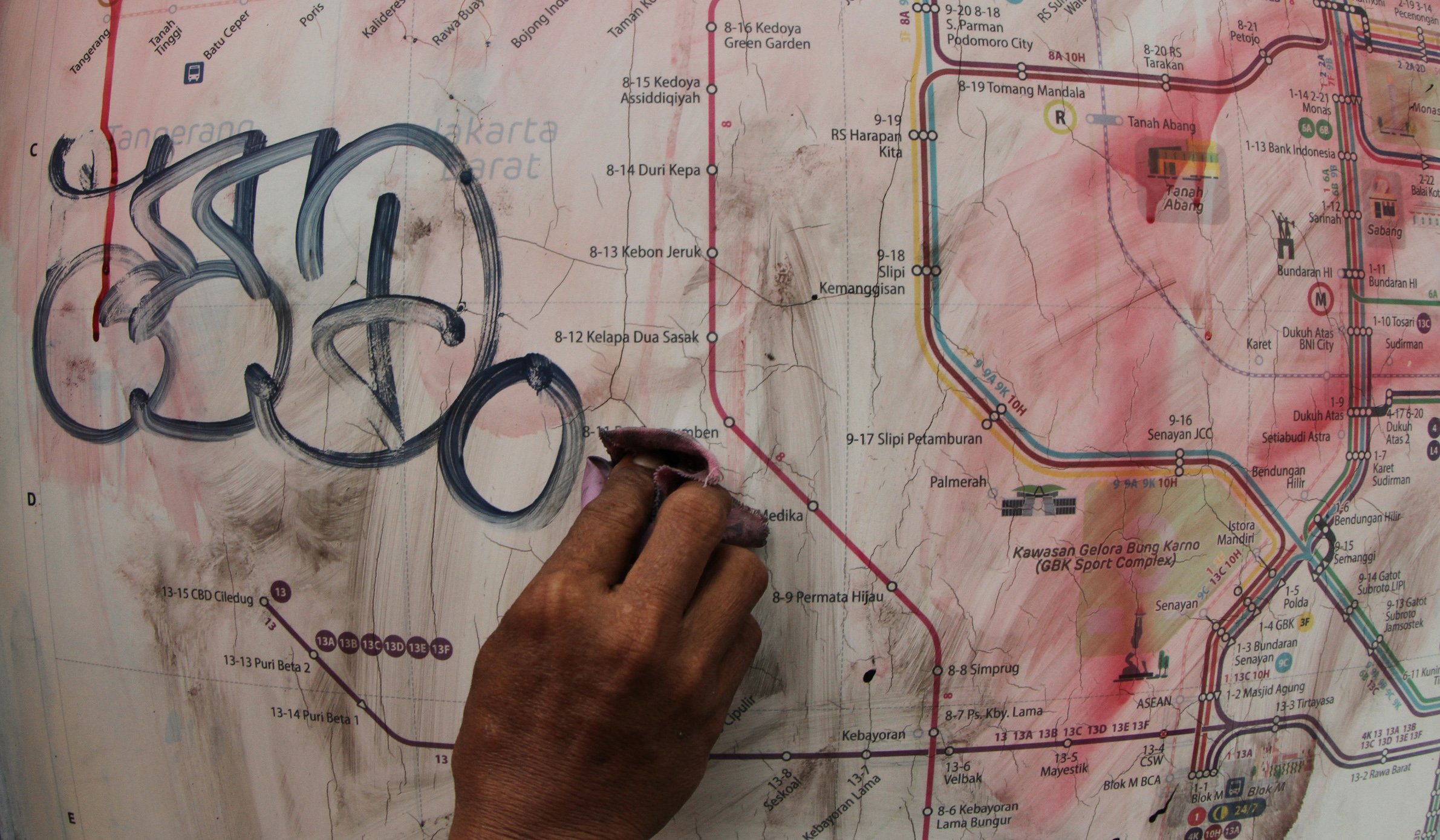 Petugas membersihkan Halte Jaklingko di Jakarta. (Agus Priatna/SinPo.id)