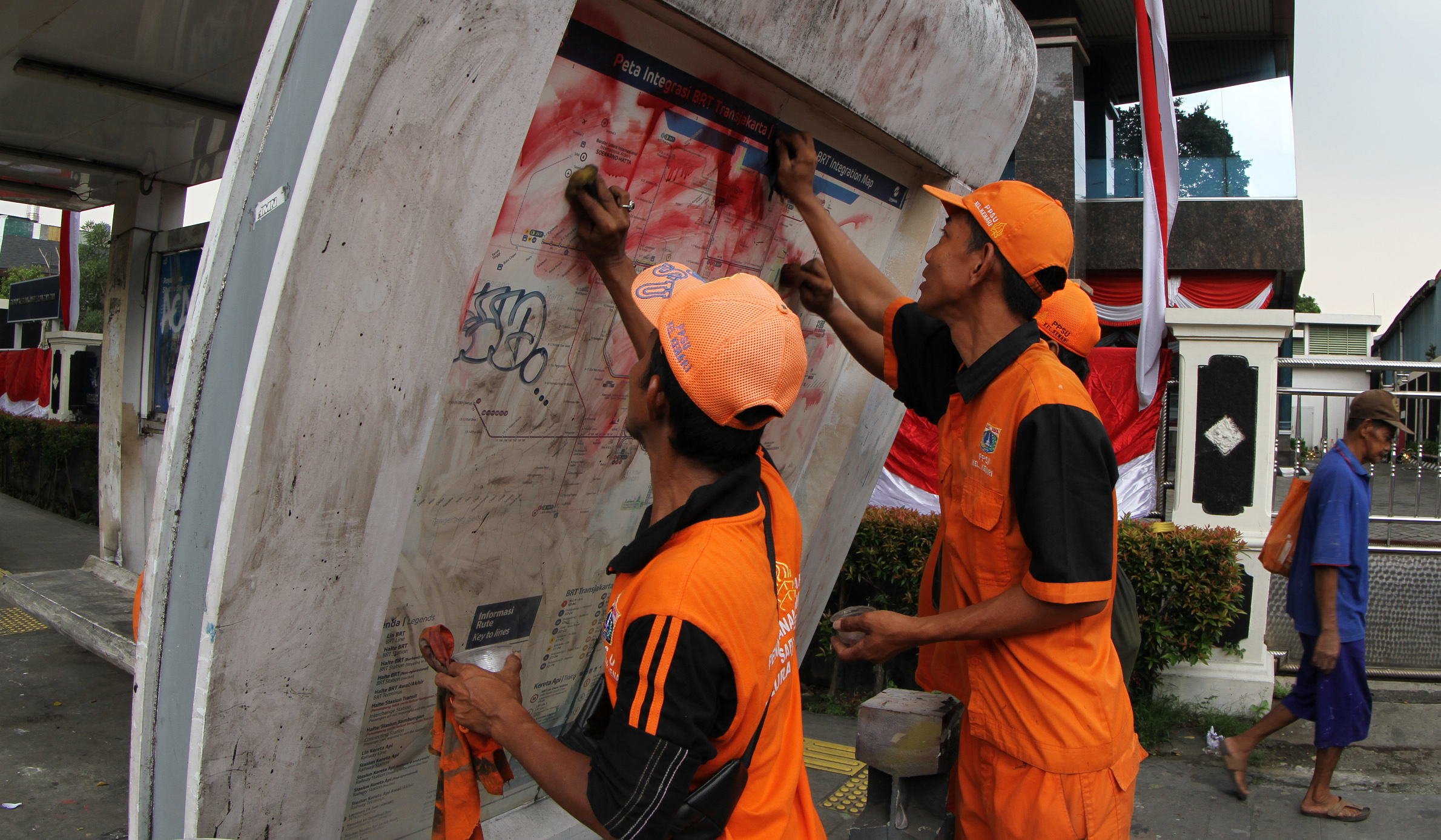 Petugas membersihkan Halte Jaklingko di Jakarta. (Agus Priatna/SinPo.id)