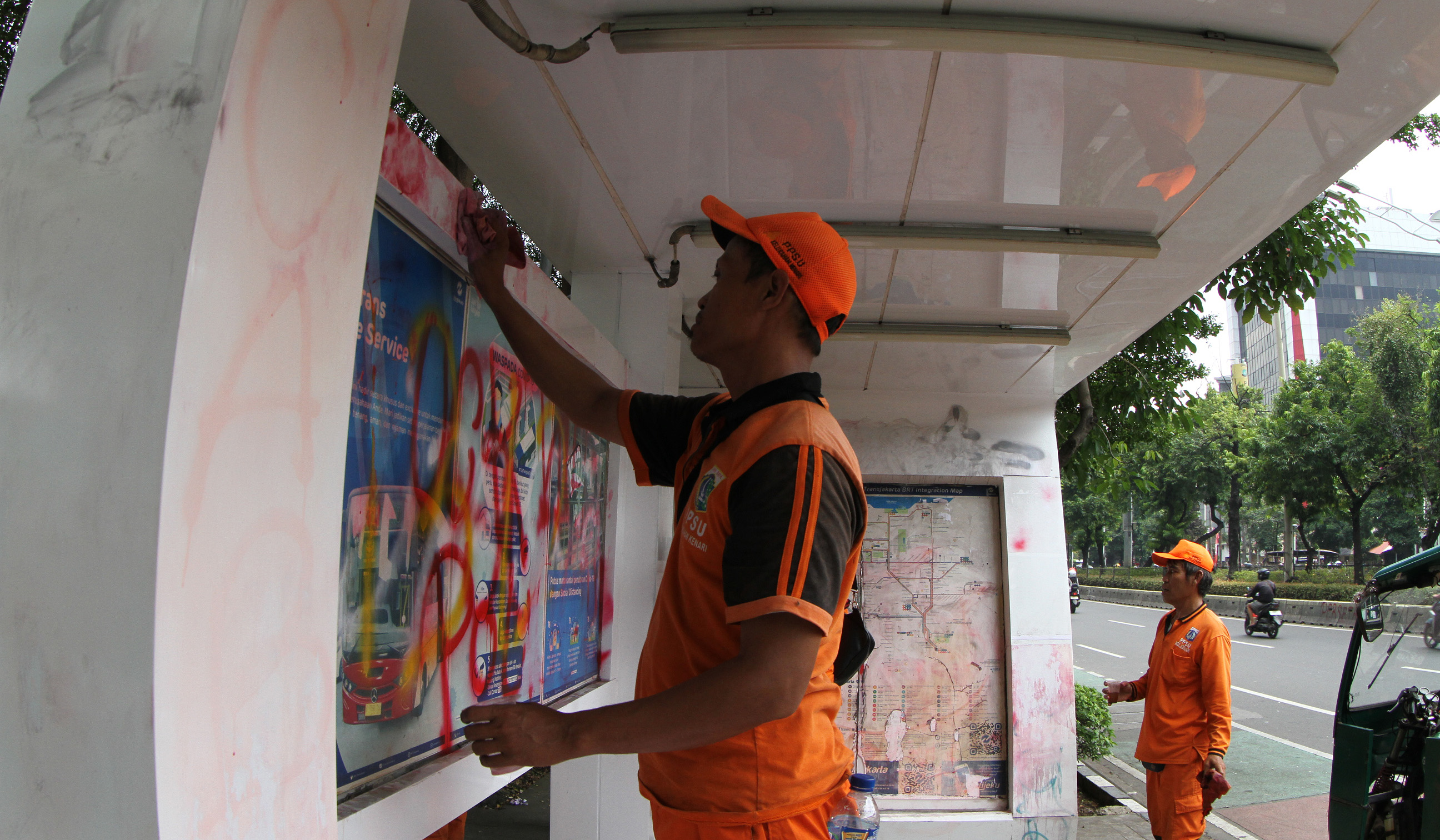 Petugas membersihkan Halte Jaklingko di Jakarta. (Agus Priatna/SinPo.id)