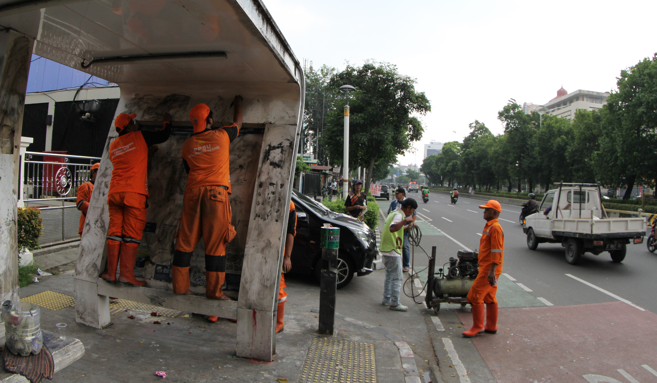 Petugas membersihkan Halte Jaklingko di Jakarta. (Agus Priatna/SinPo.id)