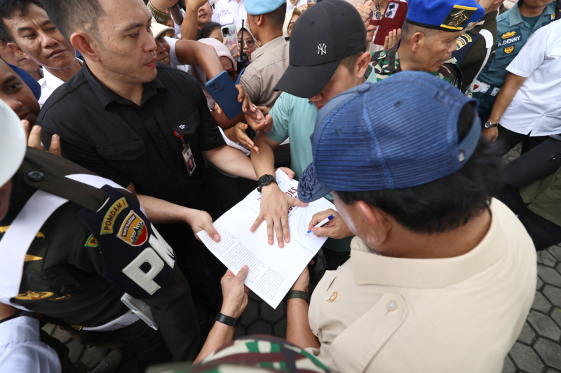 Menhan dan juga Presiden terpilih Prabowo Subianto memberikan bantuan untuk bencana Sumatera Barat (Ashar/SinPo.id)