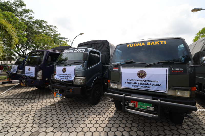 Menhan dan juga Presiden terpilih Prabowo Subianto memberikan bantuan untuk bencana Sumatera Barat (Ashar/SinPo.id)