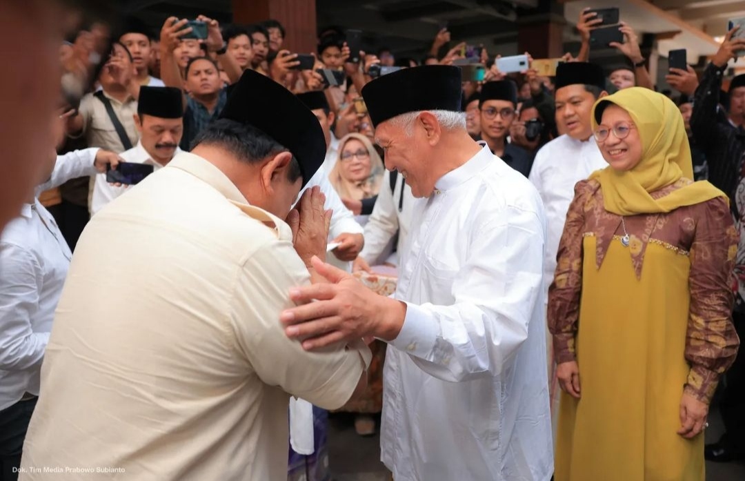 Ketua Umum Partai Gerindra Prabowo Subianto ziarah ke makam Presiden RI Ke-4 KH Abdurrahman Wahid di Pondok Pesantren Tebu Ireng Jombang (Ashar/Foto Tim Prabowo/SinPo.id)