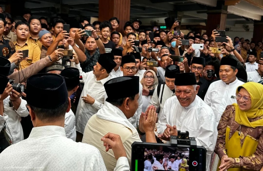 Ketua Umum Partai Gerindra Prabowo Subianto ziarah ke makam Presiden RI Ke-4 KH Abdurrahman Wahid di Pondok Pesantren Tebu Ireng Jombang (Ashar/Foto Tim Prabowo/SinPo.id)