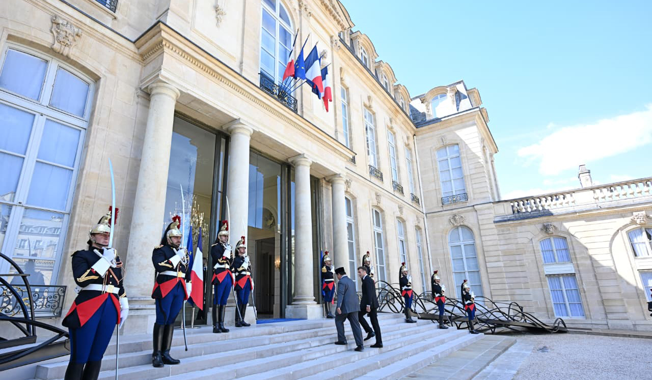 Presiden Prabowo temui Presiden Prancis, Emmanuel Macron. (Agus Priatna/SinPo.id/BPMI Setpres)