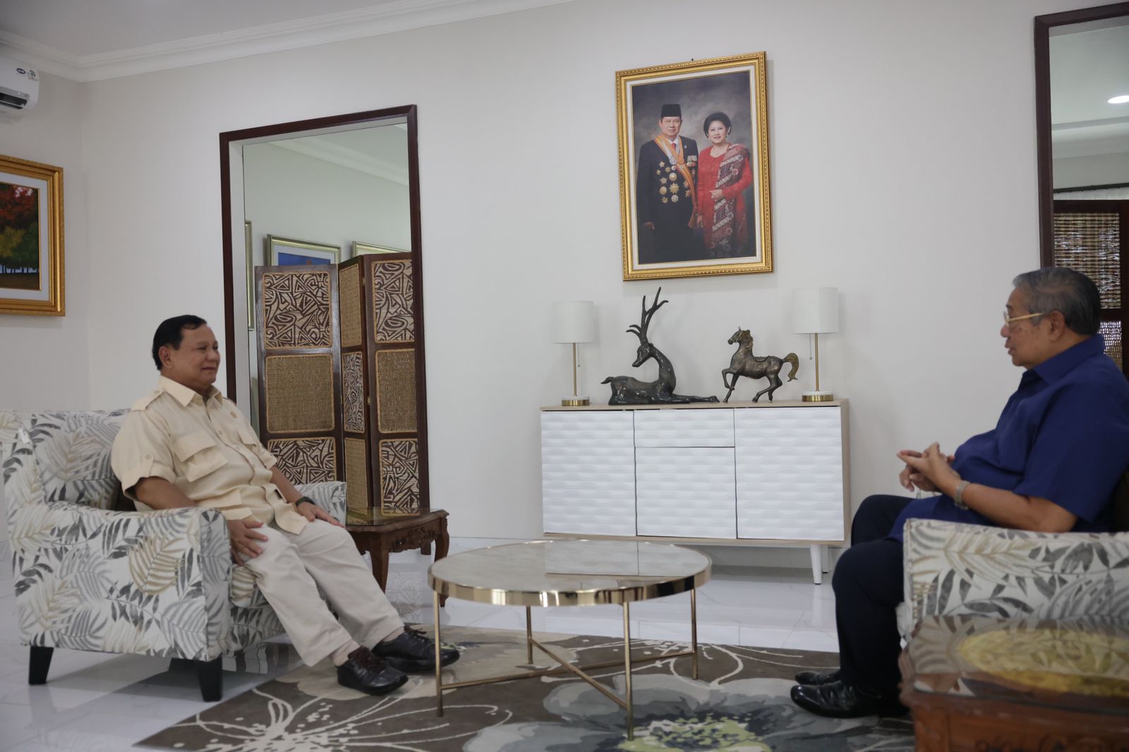 Ketua Umum Partai Gerindra Prabowo Subianto bertemu Majelis Tinggi Partai Demokrat Susilo Bambang Yudhoyono (SBY) di Pacitan hanya bersilaturahmi dan halal bihalal (Ashar/SinPo.id)