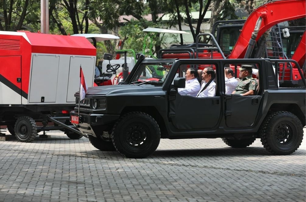 Menhan Prabowo mendampingi Presiden Jokowi meninjau fasilitas produksi PT Pindad Bandung (Ashar/Foto:Tim Prabowo/SinPo.id