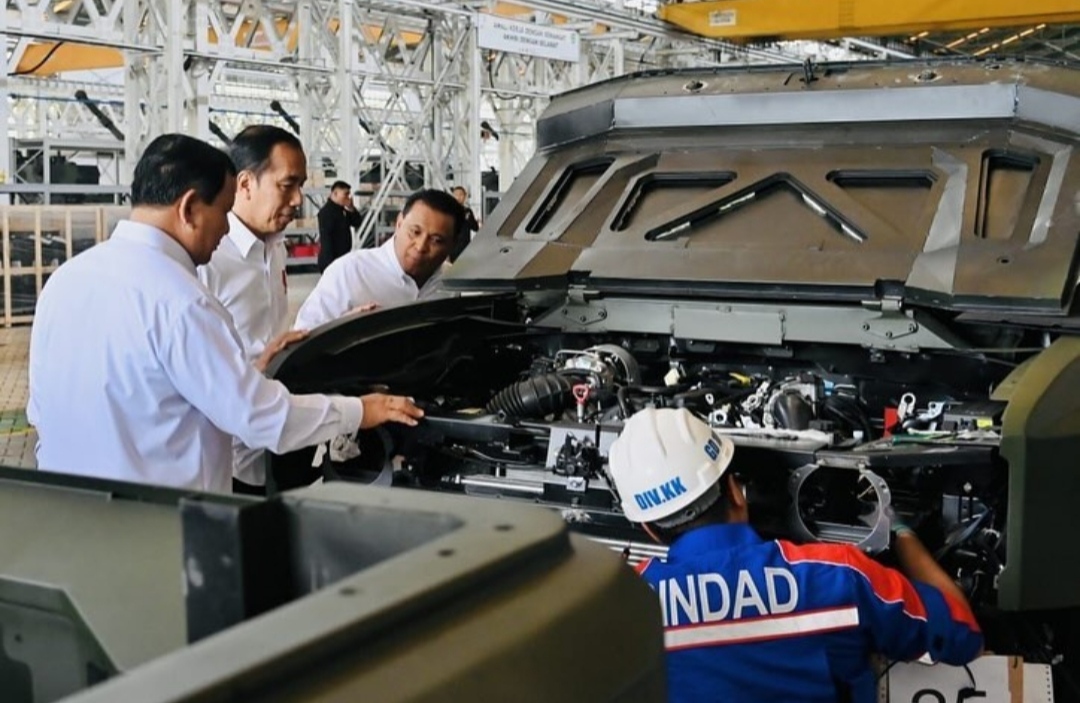 Menhan Prabowo mendampingi Presiden Jokowi meninjau fasilitas produksi PT Pindad Bandung (Ashar/Foto:Tim Prabowo/SinPo.id