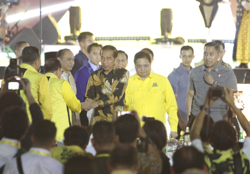 Prabowo dampingi Presiden Jokowi di HUT Golkar ke-59 di DPP Golkar (Ashar/SinPo.id)