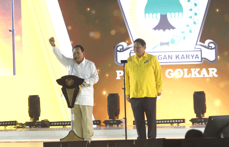 Prabowo dampingi Presiden Jokowi di HUT Golkar ke-59 di DPP Golkar (Ashar/SinPo.id)