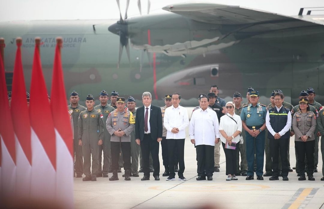 Menhan Prabowo mendampingi Presiden Jokowi melepas keberangkatan bantuan kemanusiaan untuk Palestina di Base Ops Lanud Halim Perdanakusuma (Ashar/Foto:Tim Prabowo/SinPo.id)