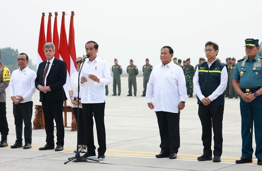 Menhan Prabowo mendampingi Presiden Jokowi melepas keberangkatan bantuan kemanusiaan untuk Palestina di Base Ops Lanud Halim Perdanakusuma (Ashar/Foto:Tim Prabowo/SinPo.id)