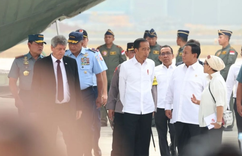 Menhan Prabowo mendampingi Presiden Jokowi melepas keberangkatan bantuan kemanusiaan untuk Palestina di Base Ops Lanud Halim Perdanakusuma (Ashar/Foto:Tim Prabowo/SinPo.id)