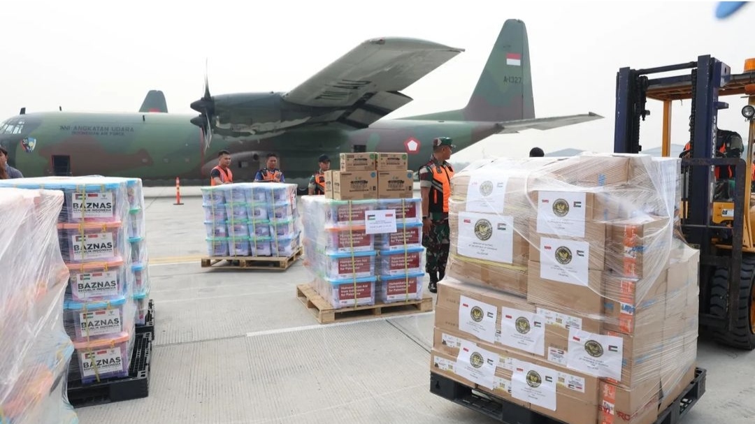 Menhan Prabowo mendampingi Presiden Jokowi melepas keberangkatan bantuan kemanusiaan untuk Palestina di Base Ops Lanud Halim Perdanakusuma (Ashar/Foto:Tim Prabowo/SinPo.id)