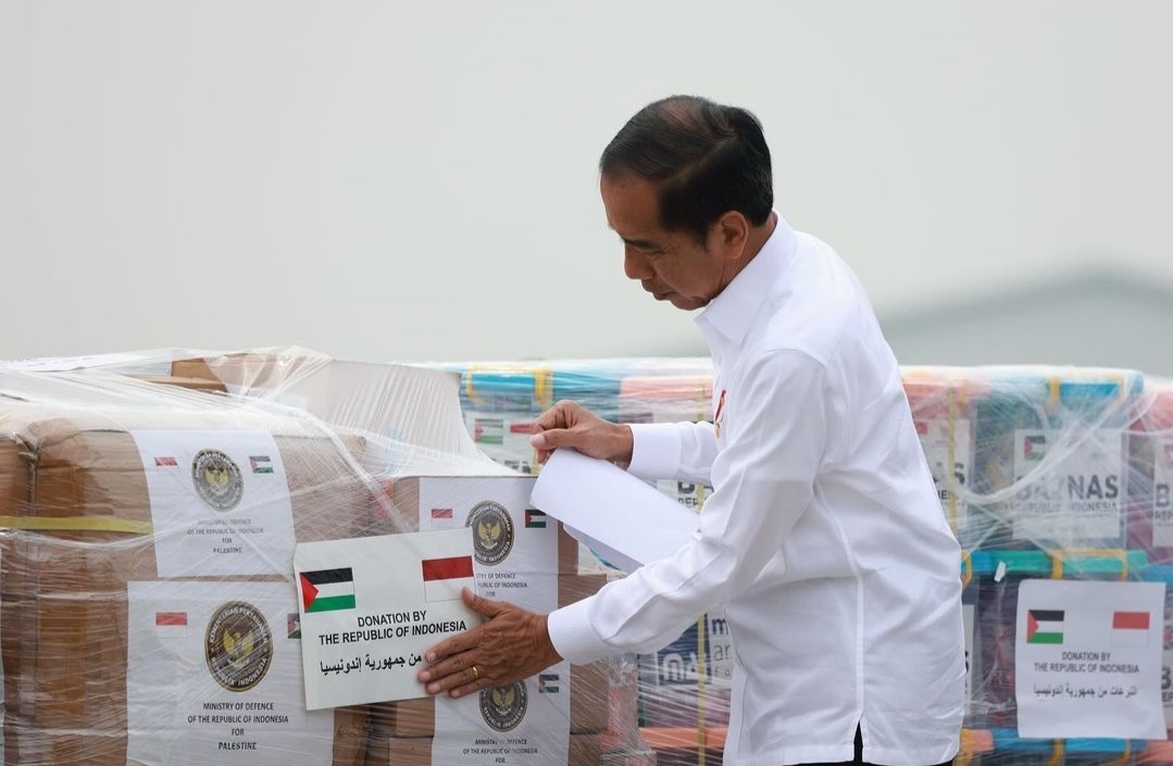 Menhan Prabowo mendampingi Presiden Jokowi melepas keberangkatan bantuan kemanusiaan untuk Palestina di Base Ops Lanud Halim Perdanakusuma (Ashar/Foto:Tim Prabowo/SinPo.id)