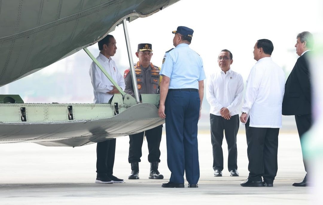 Menhan Prabowo mendampingi Presiden Jokowi melepas keberangkatan bantuan kemanusiaan untuk Palestina di Base Ops Lanud Halim Perdanakusuma (Ashar/Foto:Tim Prabowo/SinPo.id)